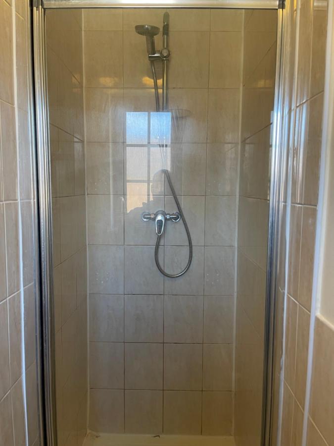 Large, Quiet, Sleeps 16, 4 Bathrooms, Parking, Leicester Luaran gambar
