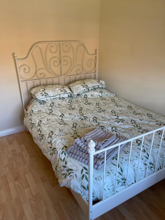 Large, Quiet, Sleeps 16, 4 Bathrooms, Parking, Leicester Luaran gambar