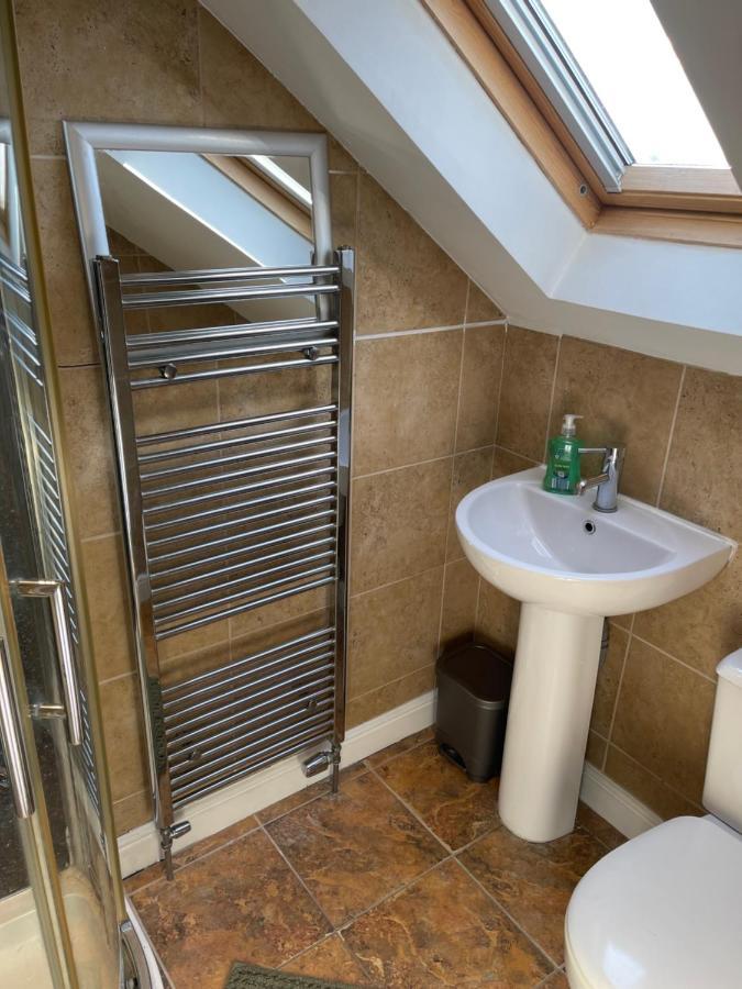 Large, Quiet, Sleeps 16, 4 Bathrooms, Parking, Leicester Luaran gambar