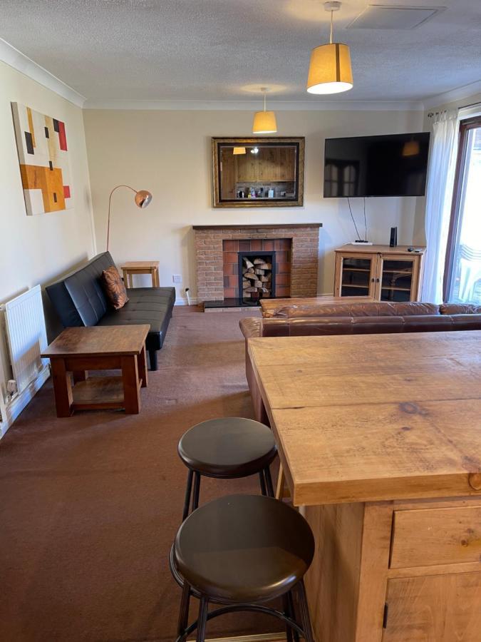 Large, Quiet, Sleeps 16, 4 Bathrooms, Parking, Leicester Luaran gambar