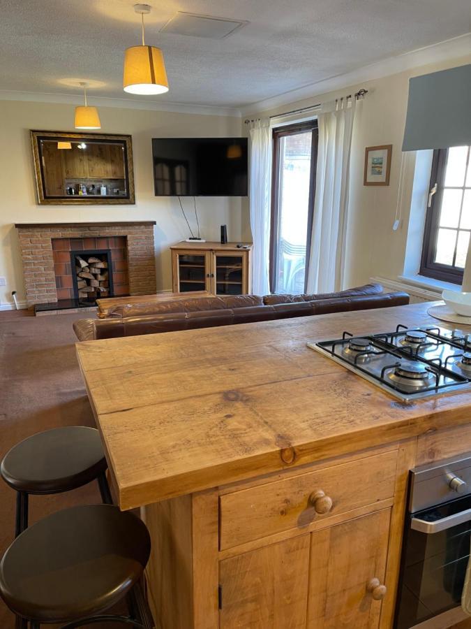 Large, Quiet, Sleeps 16, 4 Bathrooms, Parking, Leicester Luaran gambar