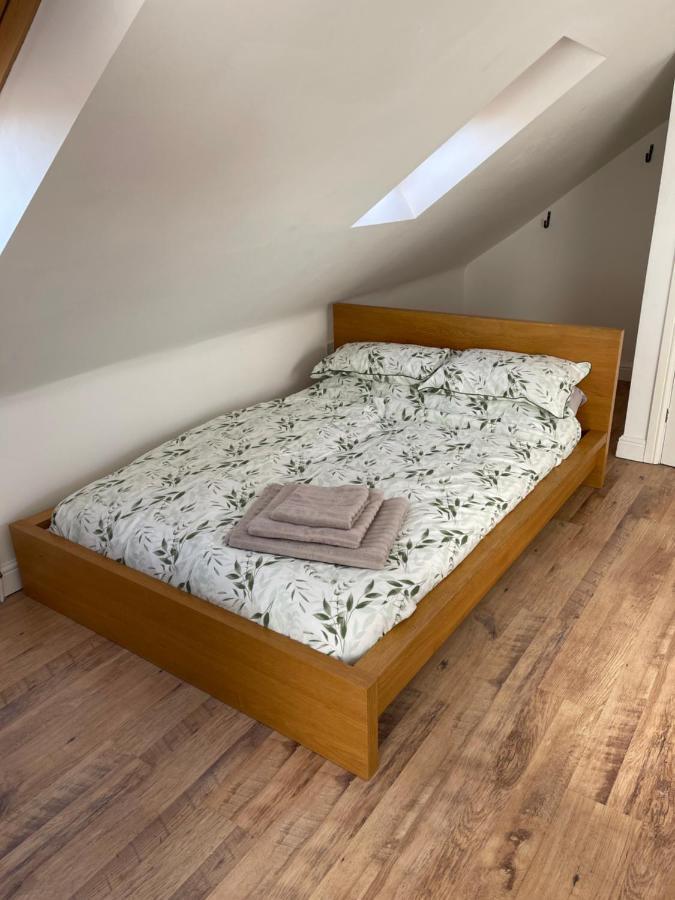 Large, Quiet, Sleeps 16, 4 Bathrooms, Parking, Leicester Luaran gambar
